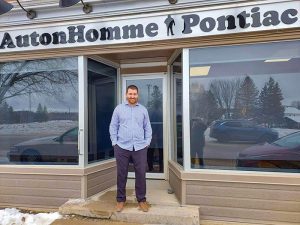 Tyler Ladouceur in front of AutonHomme Pontiac's location